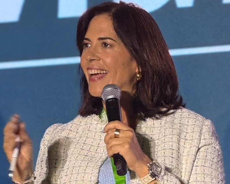 Lcda. Carmen Vega Fournier, presidenta del Banco de Desarrollo Económico para Puerto Rico, anuncia consejeros financieros personalizados y préstamo agrícola al 4 por ciento ante más de 500 agricultores en Agrohack 2025.
