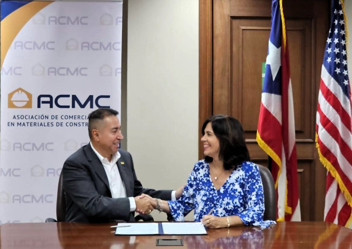 Firma del acuerdo de colaboración entre la presidenta del BDE y la Asociación de Comerciantes en Materiales de Construcción.